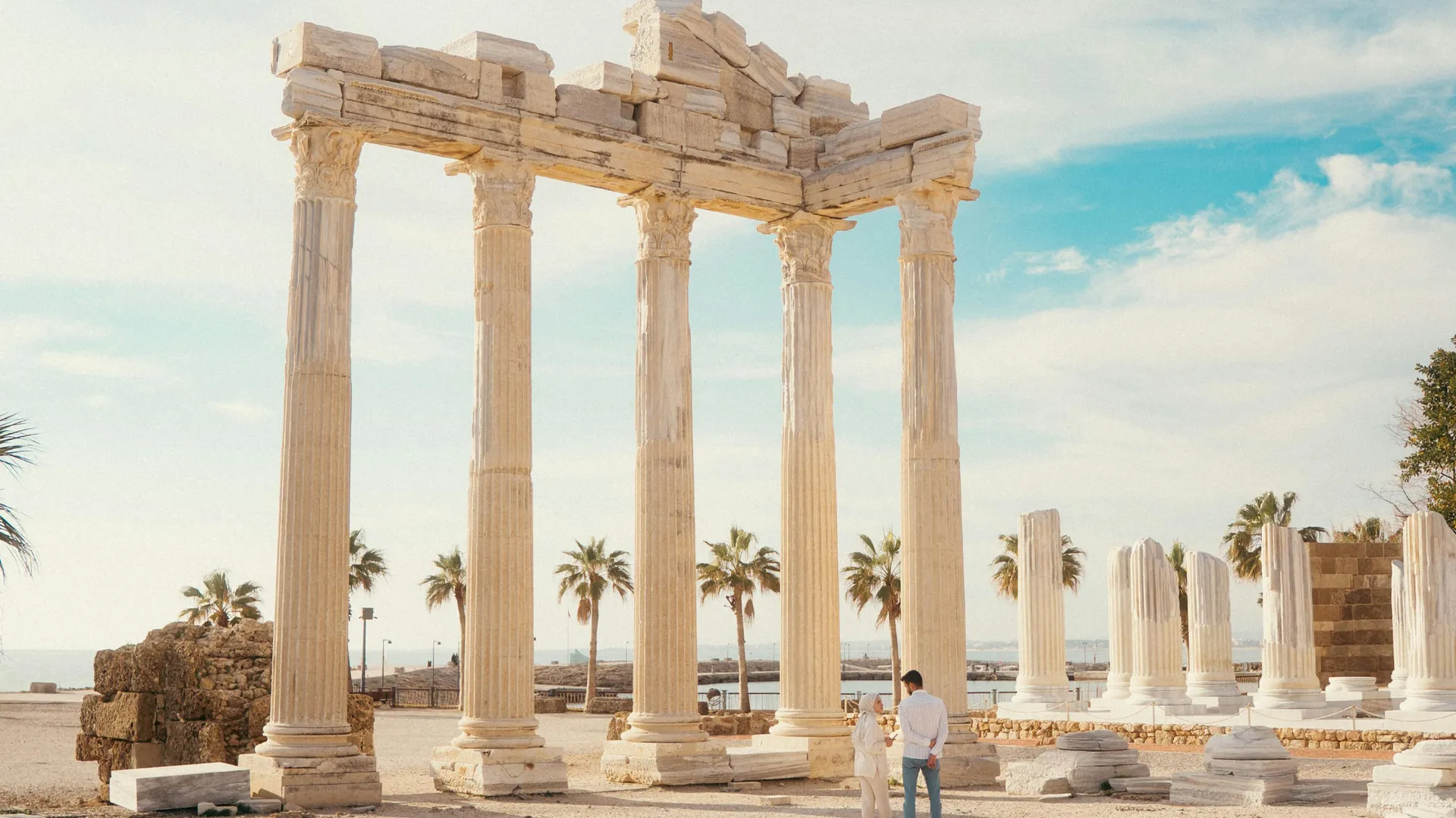 Antike Säulen des Apollon Tempels in Side direkt am Meer