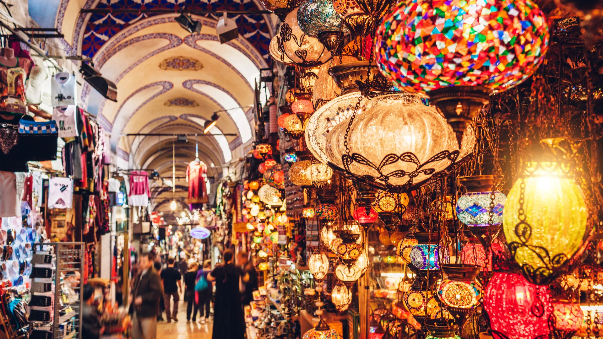 Traditionelle bunte Lampen im Großen Basar von Istanbul