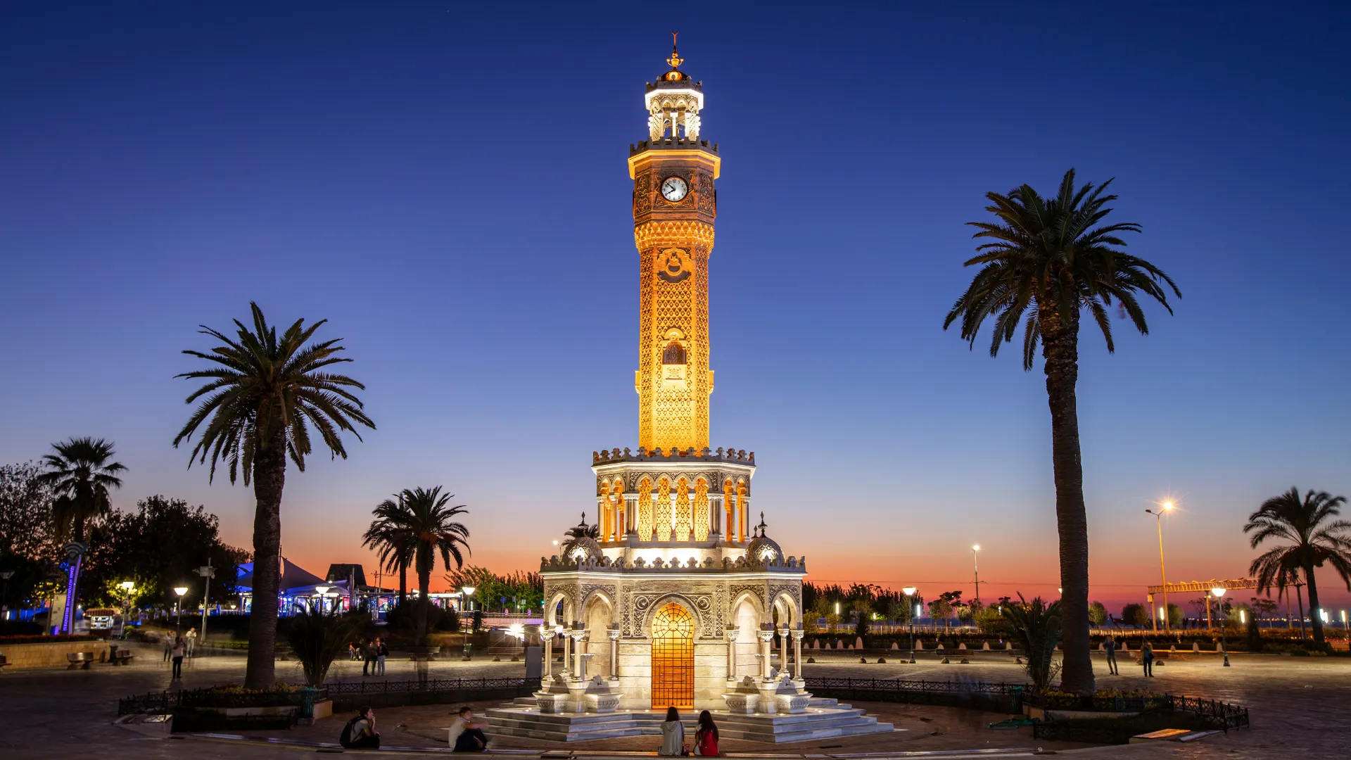 Wahrzeichen von Izmir: Der historische Uhrturm (Saat Kulesi) im Sonnenuntergang