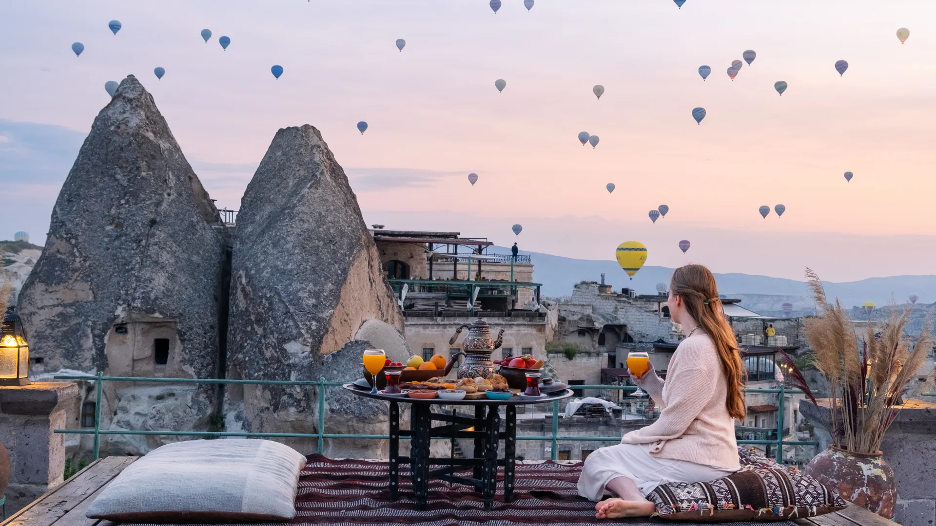 Traumhaftes Frühstück auf einer Hotelterrasse in Kappadokien mit Heißluftballons