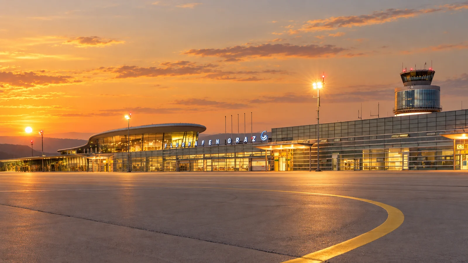 Flughafen Graz am Abend – Terminal und Tower im Abendlicht
