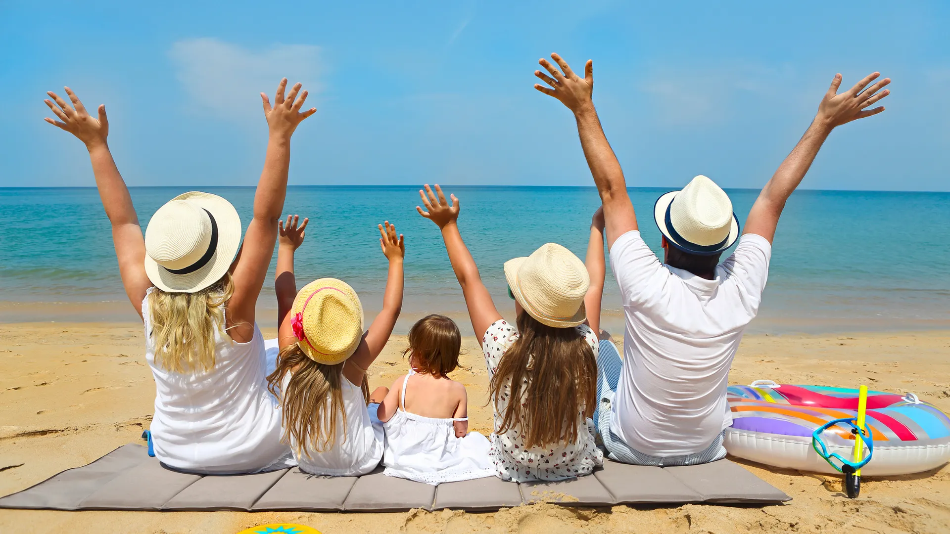Familie am Strand - Familienurlaub Sommer Angebot
